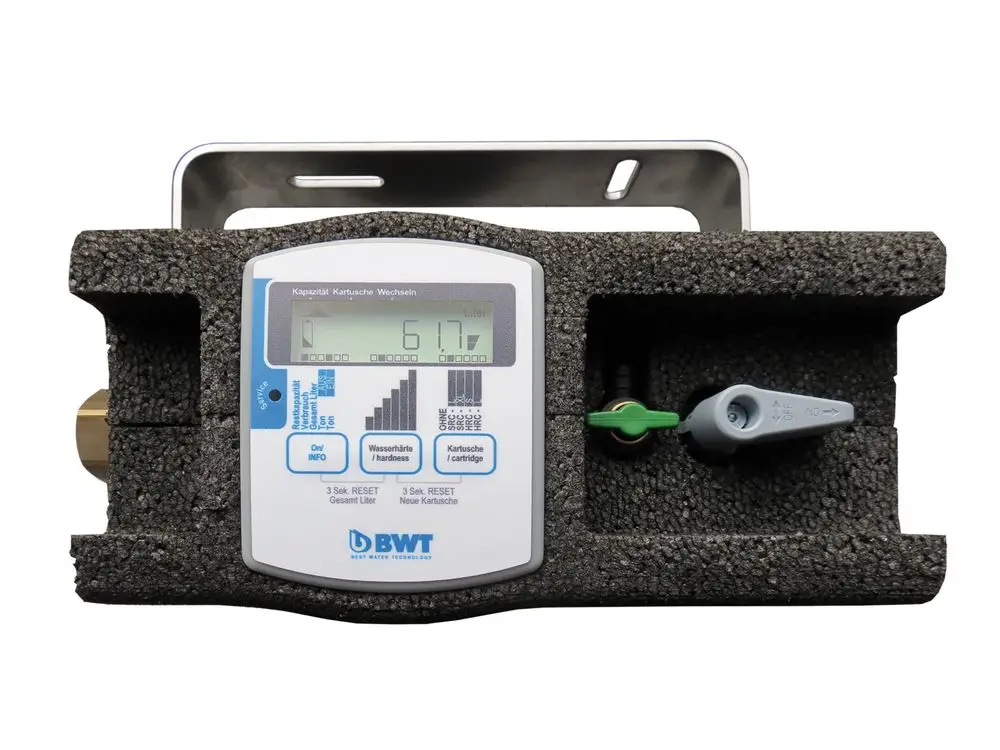 Gerät zur Wasserenthärtung mit digitalem Display von BWT, ausgestattet mit Einstellungen zur Wasserhärte und Gesamtliteranzahl. In schützender Schaumstoffverpackung.